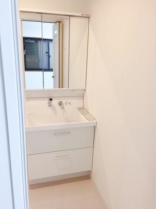 ３面鏡のキャビネットと引出し収納で、大幅に収納力アップ！