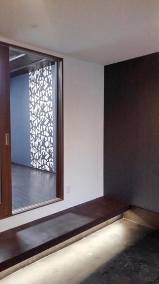 既存の土間を黒塗装、シンプルな間接照明がお客様を温かくお迎えします！