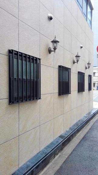 タイルカラーとサッシのブラック、そしてブラケット照明がマッチした外観！