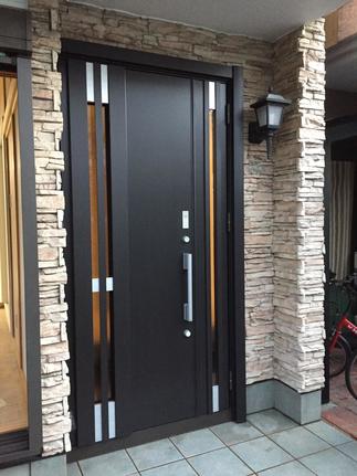 スチール調でシャープな印象の親子玄関扉に入替！