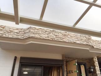 玄関前の駐車スペースにカーポートを取付け、雨や強い日差しをカット！