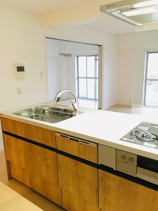 ご希望の対面キッチンへ！キッチンに立つとバルコニーからの景色が望め、リビングやお部屋が見渡せる開放的な空間になりました！