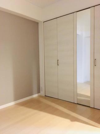全てお部屋は洋室化し、クローゼット折戸にミラー付きを採用し、お洒落でスッキリした空間に！