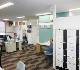 3階は、入口にさわやかなブルーの壁面受付。事務所内はシックでシンプルな空間に！