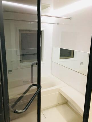 間接照明の中で贅沢なリラックスタイムを楽しめるLIXIL《スパージュシリーズ》