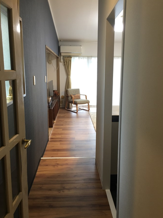 床はカーペットからフローリングに。壁のクロスも貼り替えて、メリハリのあるシックなリビングに生まれ変わりました。