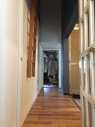 吹き抜けのある廊下