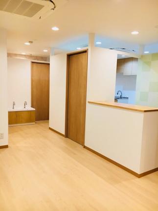 受付と診察室の入り口も『樹』の色合いでコーディネート！