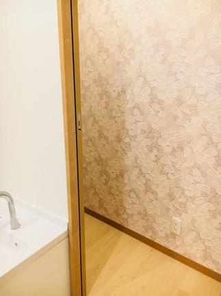 授乳室はママとベビーがリラックスできるように優しいピンクをお選びしました。