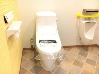 親子で入れる広々トイレ。