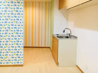 診察室内部。間仕切り壁だけで診察室と処置室を区切ります。