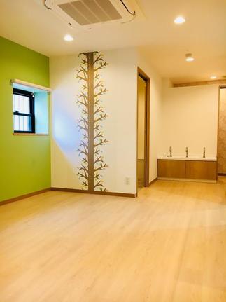 お子様がリラックスできる『樹』がモチーフの待合スペース