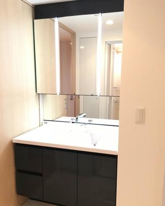 シックでかっこいい化粧台