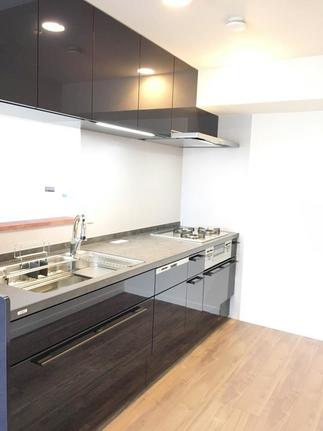 リビングを見渡せて使いやすいＩ型キッチン