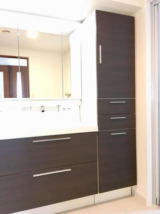 収納たくさんの洗面台