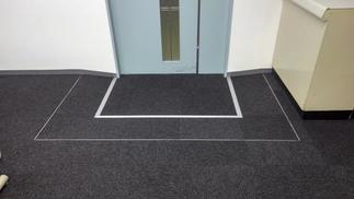 入り口高低差の踏込み部分もきれいに敷きました