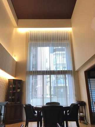 天井高5ｍのリビング。間接照明とエコカラットで、シンプルな内装を贅沢な空間に！