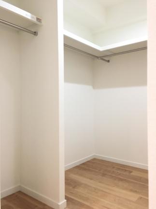 玄関横の洋室の半分をウォークインクローゼットにしました。