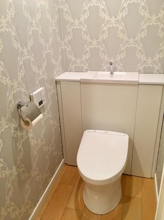 タンクと収納が一体になったトイレ機器を採用しました。