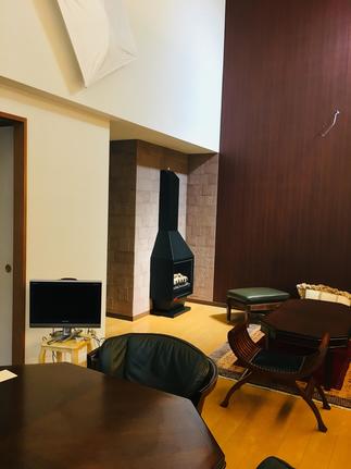 新しく出来た壁にエコカラット+ガス暖炉を設置させて頂きました。 