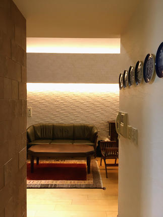 キッチンを出てリビングを望むアングル。