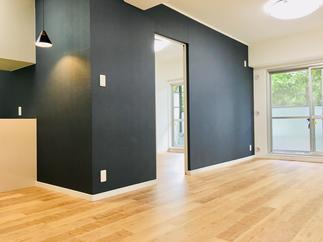 白が基調だったリビングを大胆にアレンジ！