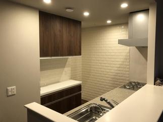 キッチンのカップボードと壁タイルの工事を行いました。