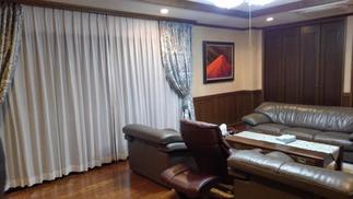 応接室の壁とカーテンを新しくしました。