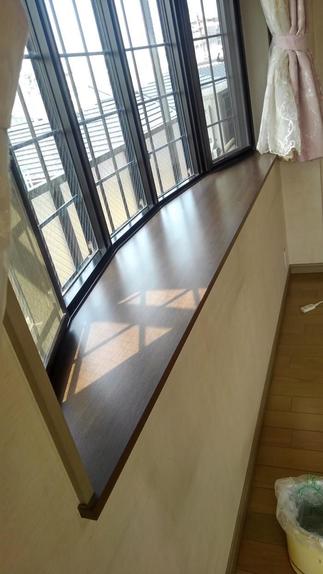 出窓のカウンターは木目シート貼り！