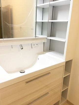 洗面台横の空いた空間に合わせて、オリジナル造作棚で収納力UP！