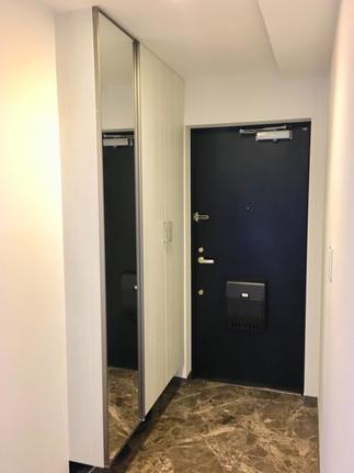 グレーのコの字型収納から、クリエアイボリーのロッカー型に！爽やかで収納力UP！