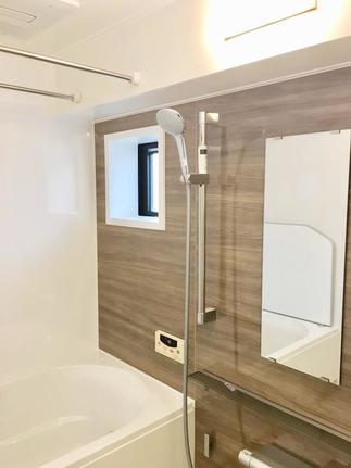 壁のアクセントパネル（ウォールナット）が清潔で上品な空間を演出しています!