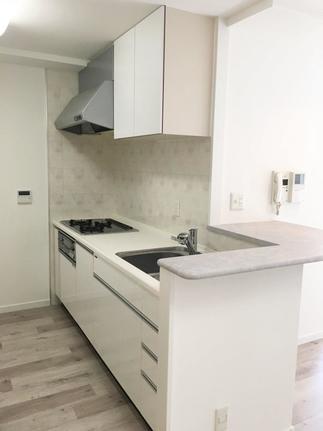 キッチン本体は美装のみ。吊戸をサイズダウン＆垂れ壁撤去で解放感あるキッチンへ！