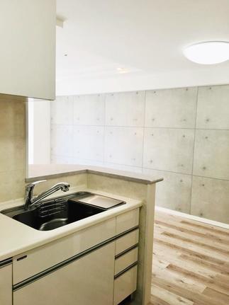 キッチンからリビングの眺め！既存キッチンとコンクリート調クロス＆フローリングが大人の空間！