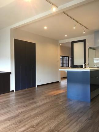 インディゴブルーがポイントカラーのハイセンスなダイニング