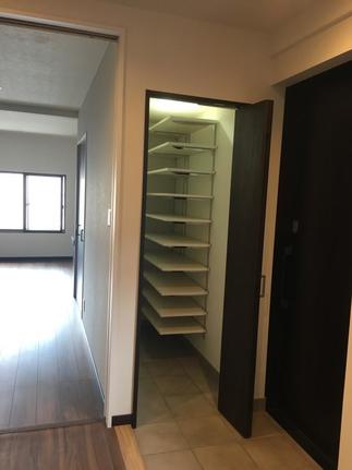 シューズクロークがある玄関