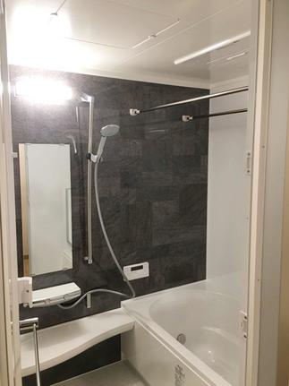 きらめきが美しい人造大理石浴槽で上質なバスタイム！