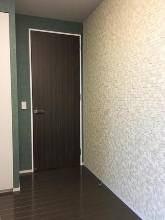 深緑系クロスとエコカラットで落ち着いた心地よい空間！