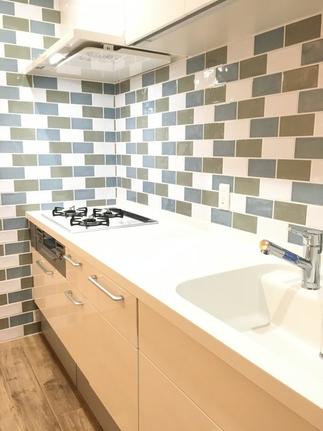 シンプルなキッチンにお施主様こだわりのデザインタイル！