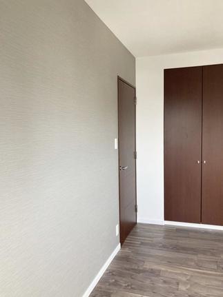 クロスとフローリングの張替えで落ち着いた洋室に！