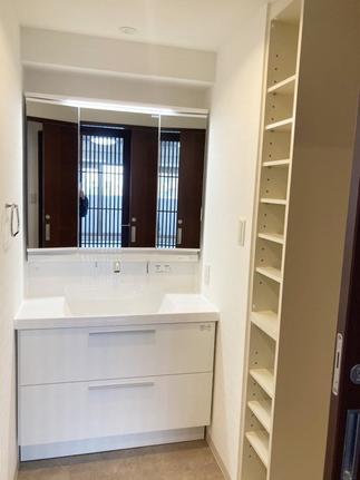 上から吐水で、水栓まわりに水がたまりにくい人気の洗面台！