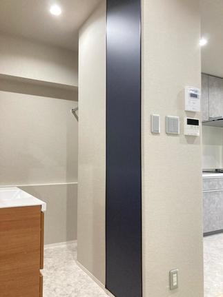 脱衣室と洗面室は別の場所に！洗面室はハンガーパイプも設置し便利な空間に！