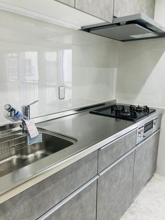 どんな空間にも相性のいい抽象柄スタッコカラーで上品なキッチンに！