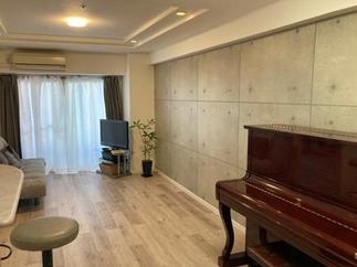 コンクリート調クロスがクールな大人の空間！