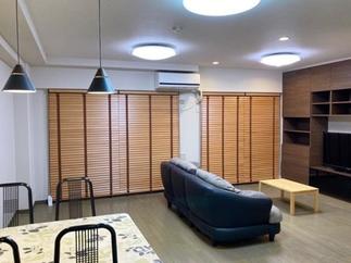 キッチン側から見渡せる広々リビングへ