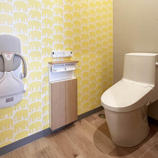 子供さんも使用する明るい患者様用トイレ