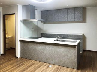 ペニンシュラ型にて、カップボードも含めたオープンなシステム