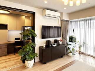 書斎と空間がつながる開放的なリビング空間