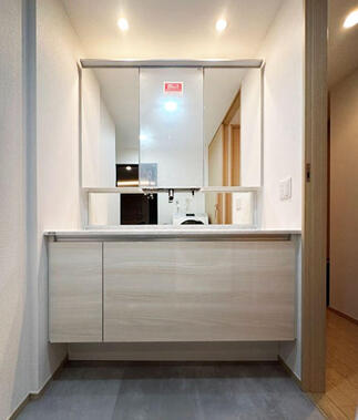 明るくナチュラルな清潔感のある洗面室