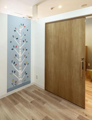 身長も図れるアクセントクロスがある診察室